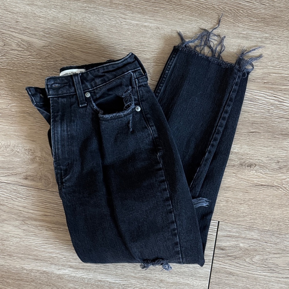 Abercrombie & Fitch Women’s Black Frayed The Mom High Rise Jeans Curve Love Fit